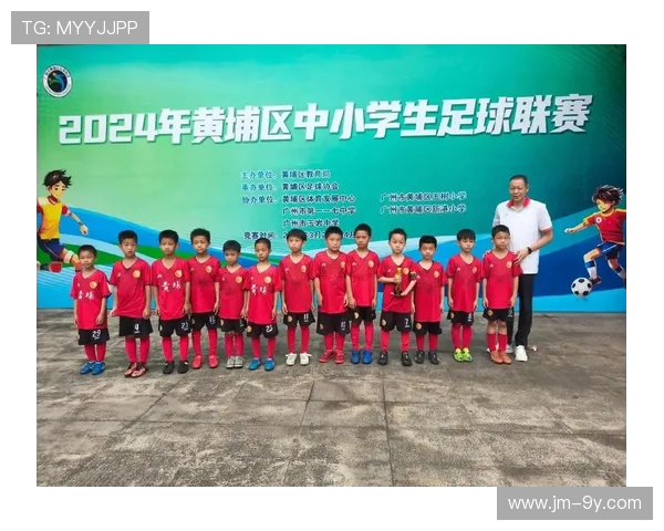 爆品足球大连引领潮流助力青少年足球运动全面发展